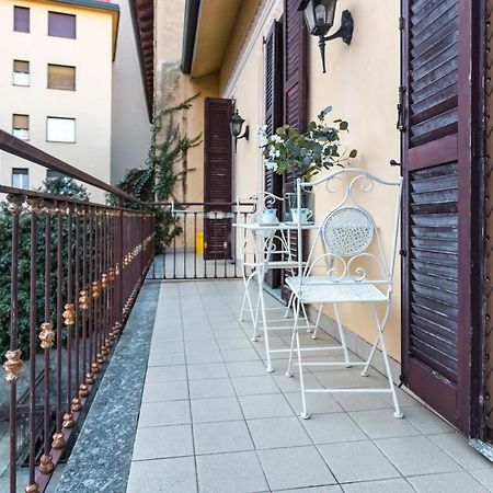 Porto Azzurro Apartment Варенна Экстерьер фото