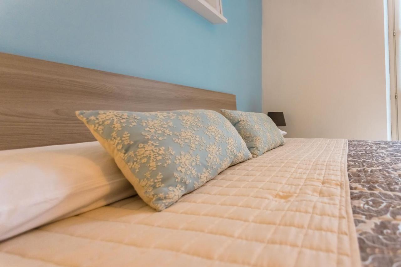 Porto Azzurro Apartment Варенна Экстерьер фото